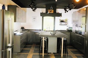 冷蔵庫、電子レンジ、オーブン、コンロ