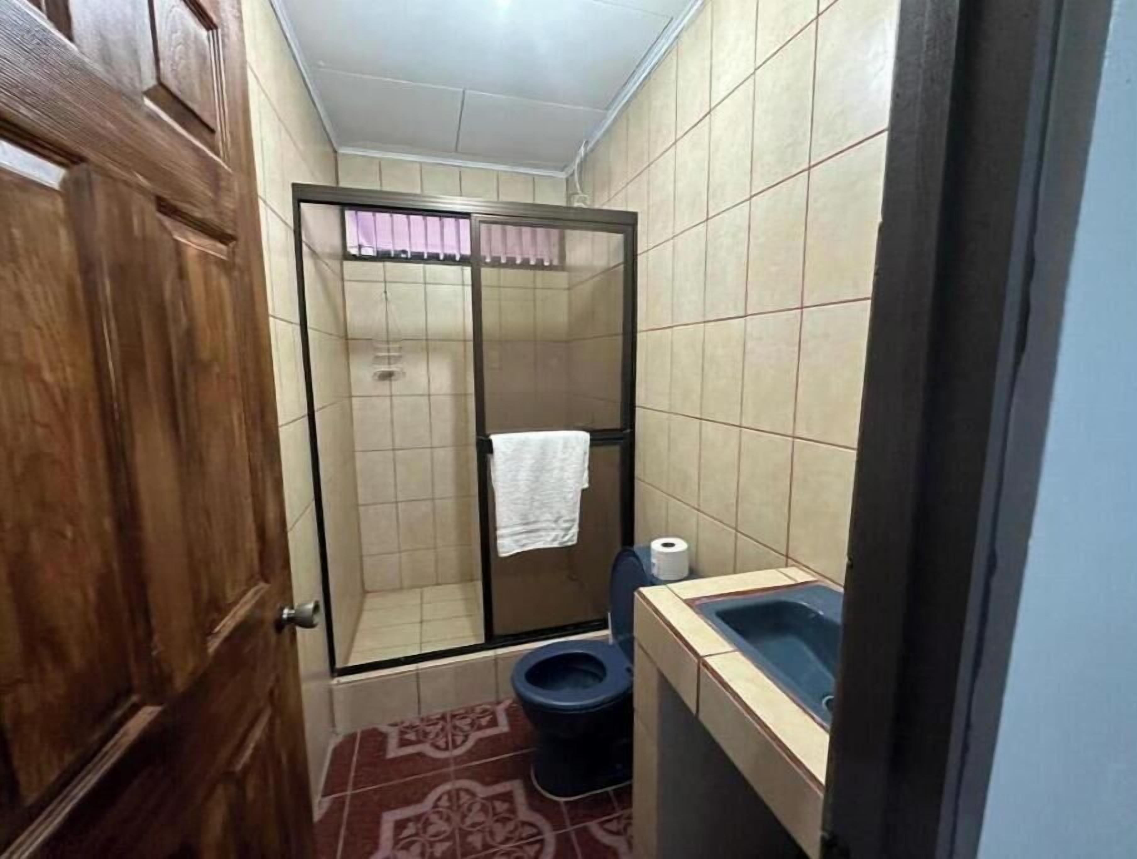 Dusche, Haartrockner, Bidet, Handtücher