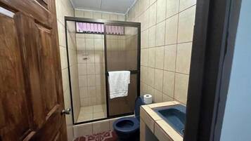 Dusche, Haartrockner, Bidet, Handtücher