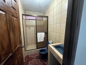Een douche, een haardroger, een bidet, handdoeken
