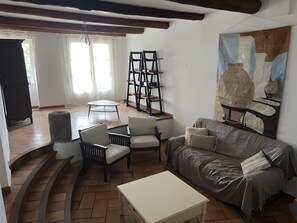 Living area - Holiday Home "Mas des Amandiers" with Private Pool, Terrace and Wi-Fi (Jonquières)