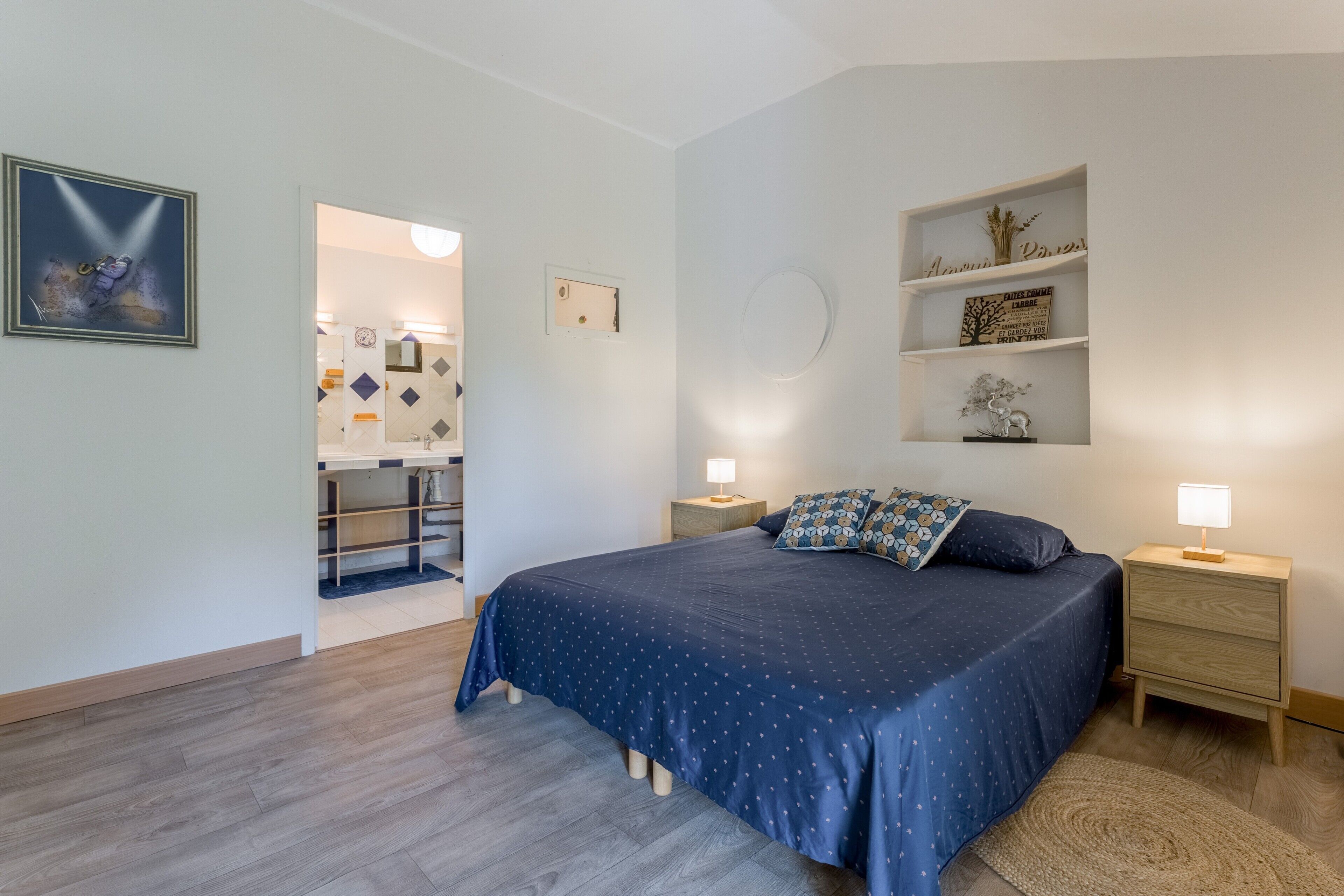 5 bedrooms, iron/ironing board, WiFi, bed sheets