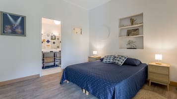 5 bedrooms, iron/ironing board, WiFi, bed sheets