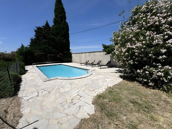 Pool - Holiday Home "Mas des Amandiers" with Private Pool, Terrace and Wi-Fi (Jonquières)