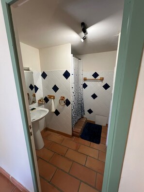 Bathroom - Holiday Home "Mas des Amandiers" with Private Pool, Terrace and Wi-Fi (Jonquières)