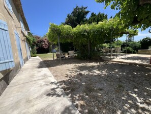Terrace/patio - Holiday Home "Mas des Amandiers" with Private Pool, Terrace and Wi-Fi (Jonquières)