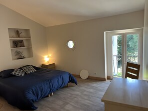 Room - Holiday Home "Mas des Amandiers" with Private Pool, Terrace and Wi-Fi (Jonquières)