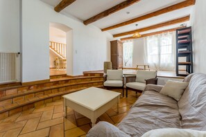 Fernseher, Kamin, Tischtennisplatte