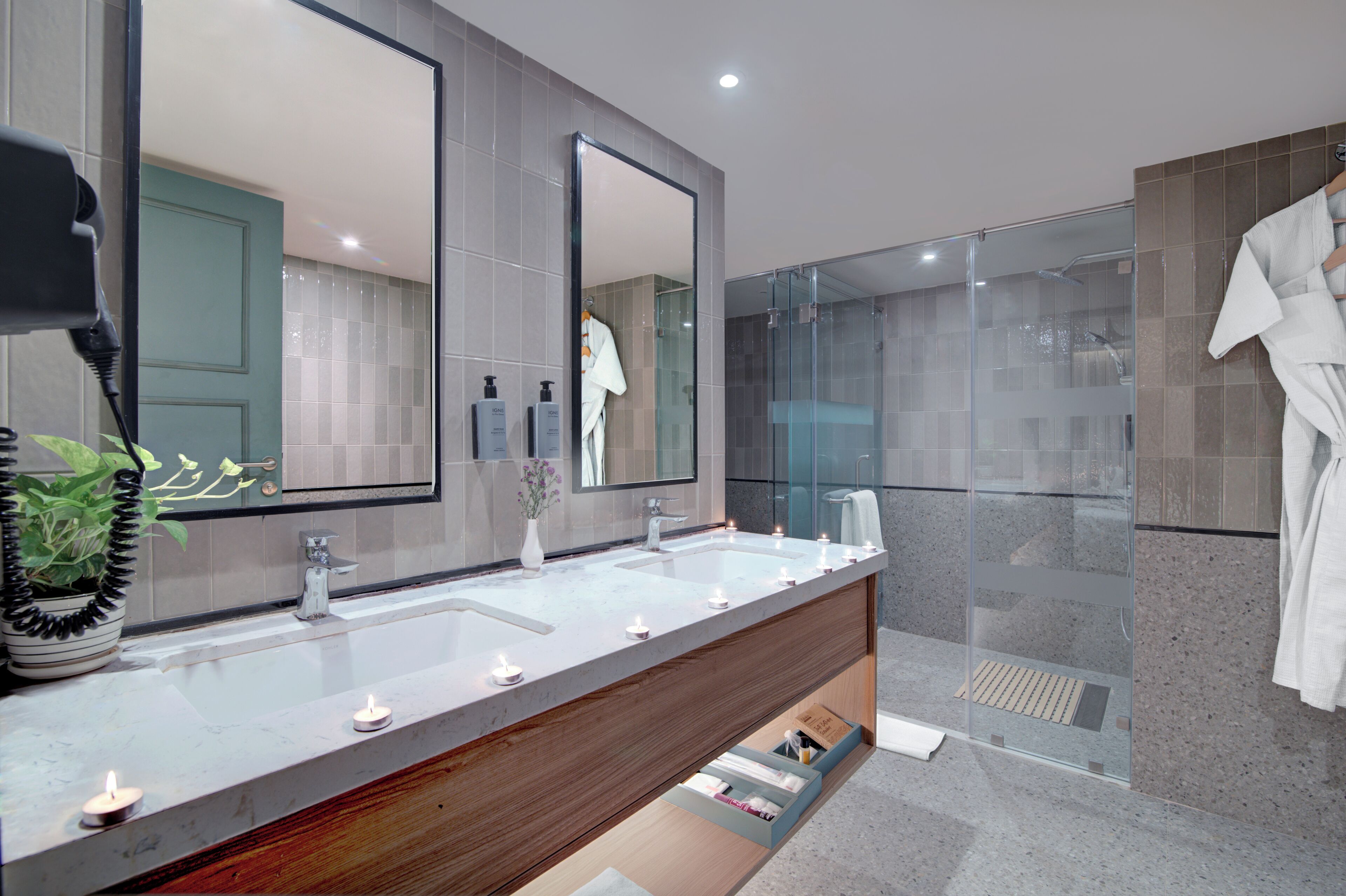 Signature Suite | Bathroom | Shampoo, toilet paper