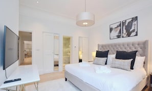 Iron/ironing board, Internet, bed sheets - Boutique Elysian House South Kensington 3 Bed Flat minutes from the Hyde park (London)