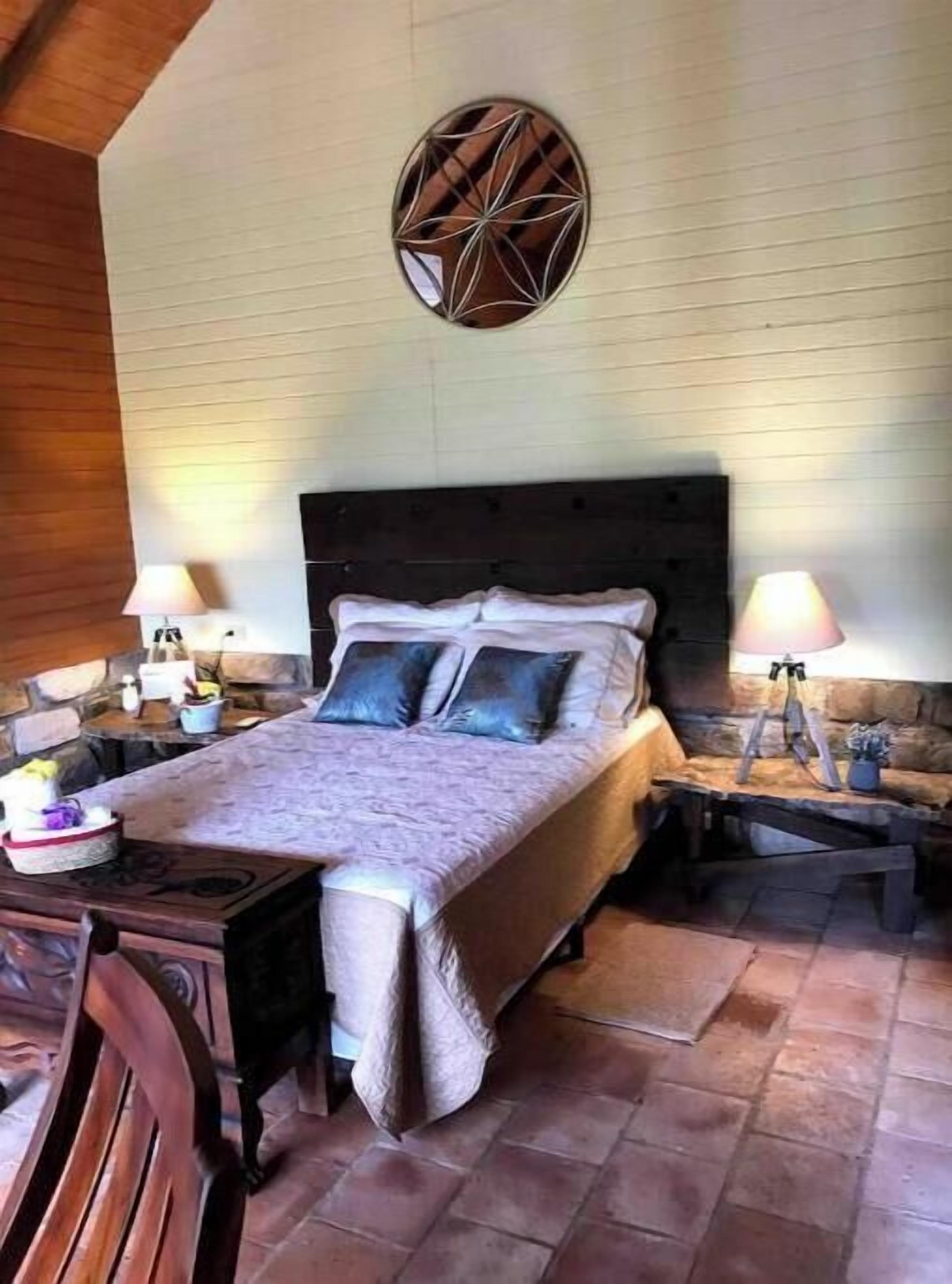 Tabla de planchar con plancha, wifi y ropa de cama 