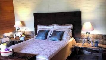 Tabla de planchar con plancha, wifi y ropa de cama