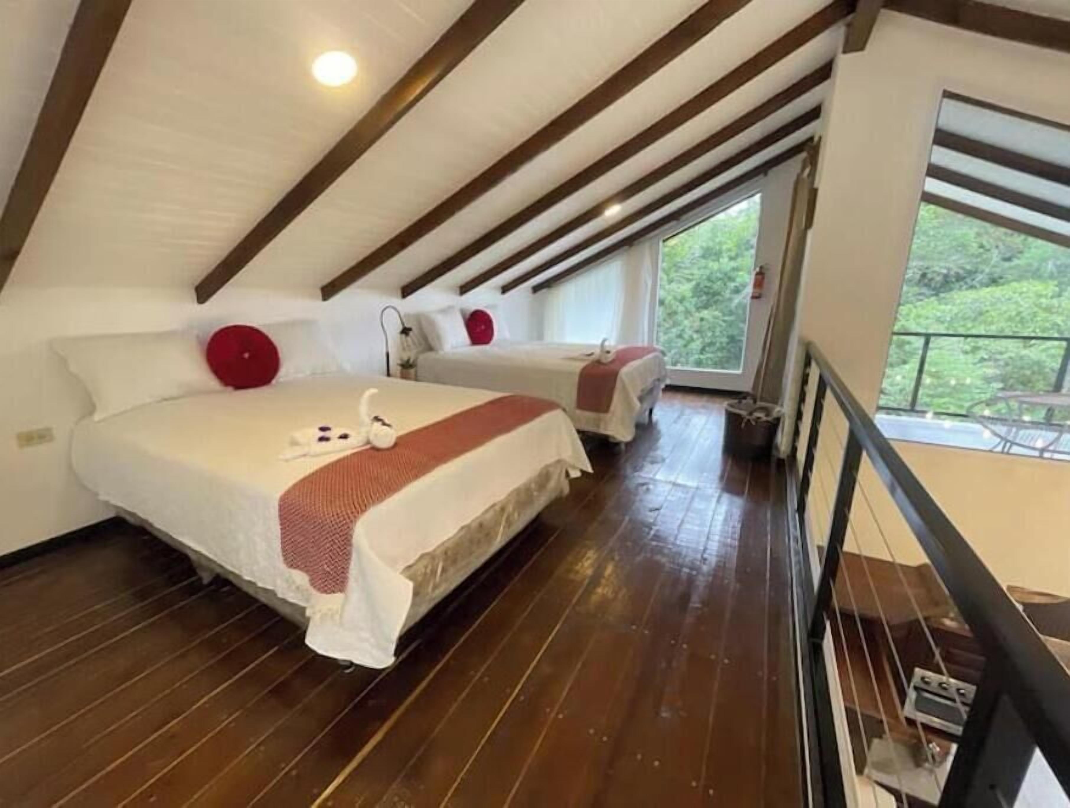 Een strijkplank/strijkijzer, wifi, beddengoed