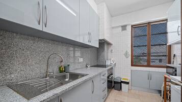 Cafetera y tetera, refrigerador, microondas y horno