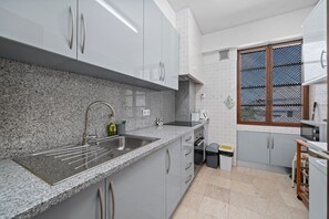 Wasserkocher mit Kaffee-/Teezubehör, Kühlschrank, Mikrowelle, Ofen