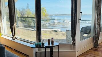 Appartement, balkon, uitzicht op meer | Woonruimte