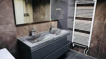 Departamento, balcón, vista al lago | Baño