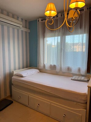 Tabla de planchar con plancha, wifi, ropa de cama