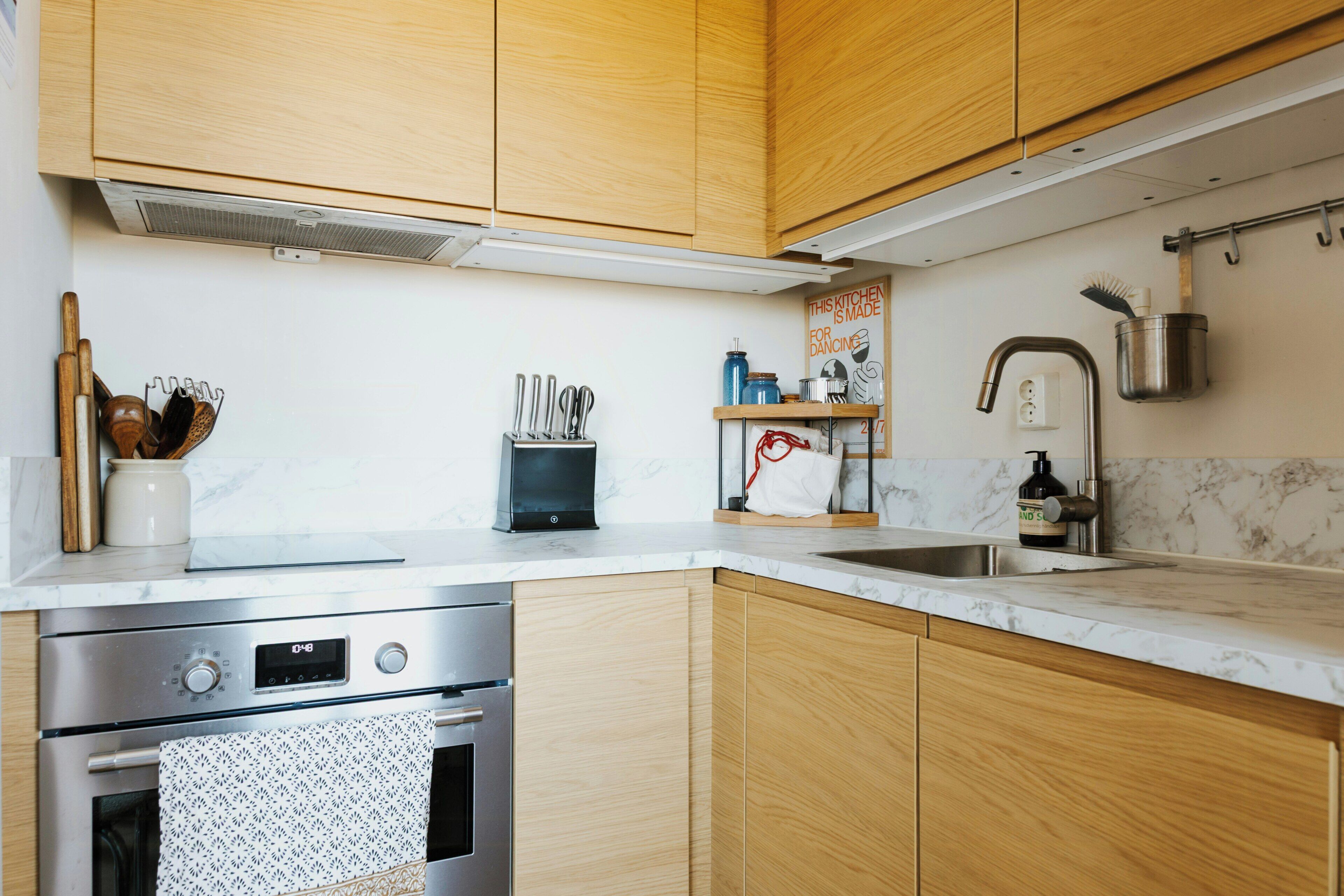 Een koffiezetapparaat/waterkoker, een magnetron, een oven