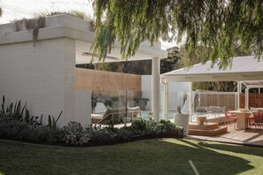 Outdoor dining - Relaxed Coastal Retreat in Falcon – Perfect for Families (Falcon)