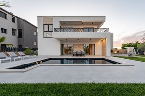 A modern two-story house with a swimming pool, outdoor seating, and a balcony. - Villa Krišto Zadarvillas (Privlaka)