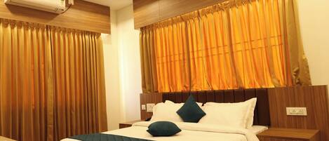 Executive Double Room | Desk, laptop workspace, free WiFi