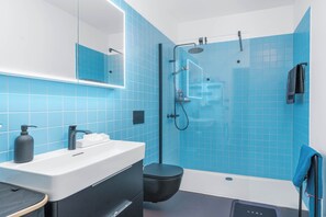Dusche, Haartrockner, Handtücher, Shampoo