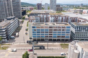 Un immeuble à plusieurs étages, doté d’un toit plat, de grandes fenêtres et d’une entrée centrale.