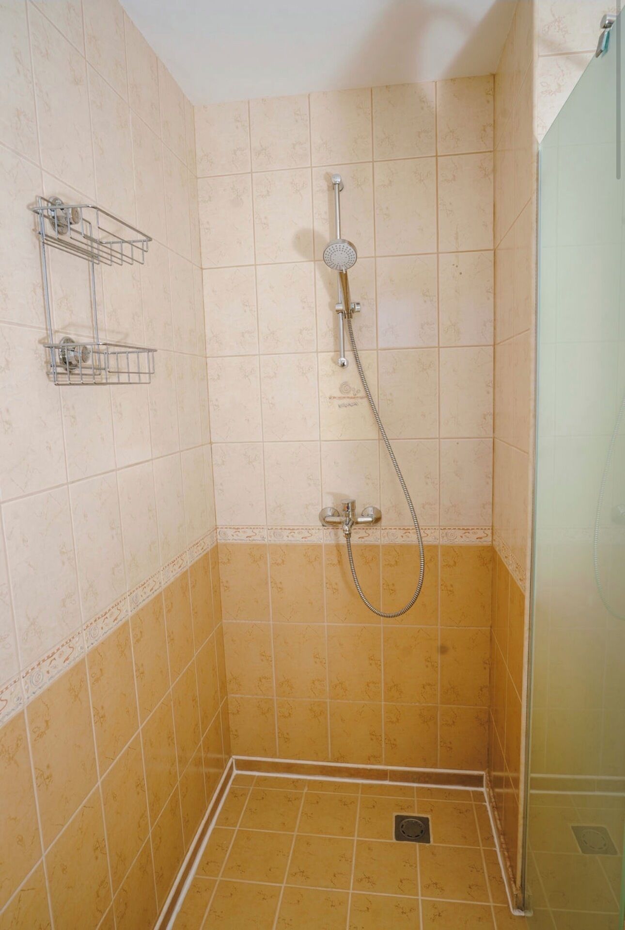 S èche-cheveux, serviettes fournies, savon, papier toilette