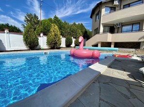 Una piscina al aire libre