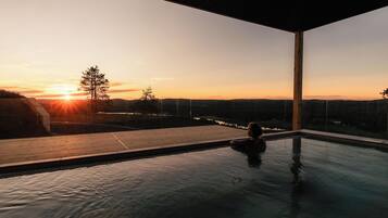 Una piscina cubierta, una piscina al aire libre