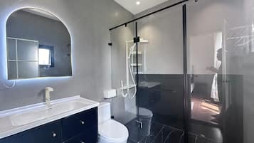 Rumah Deluks, Boleh Merokok | Kamar mandi | Shower, perlengkapan mandi gratis, pengering rambut, dan sabun