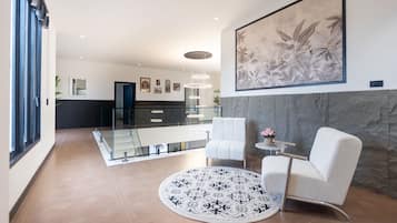 Deluxe House, Smoking | Interior