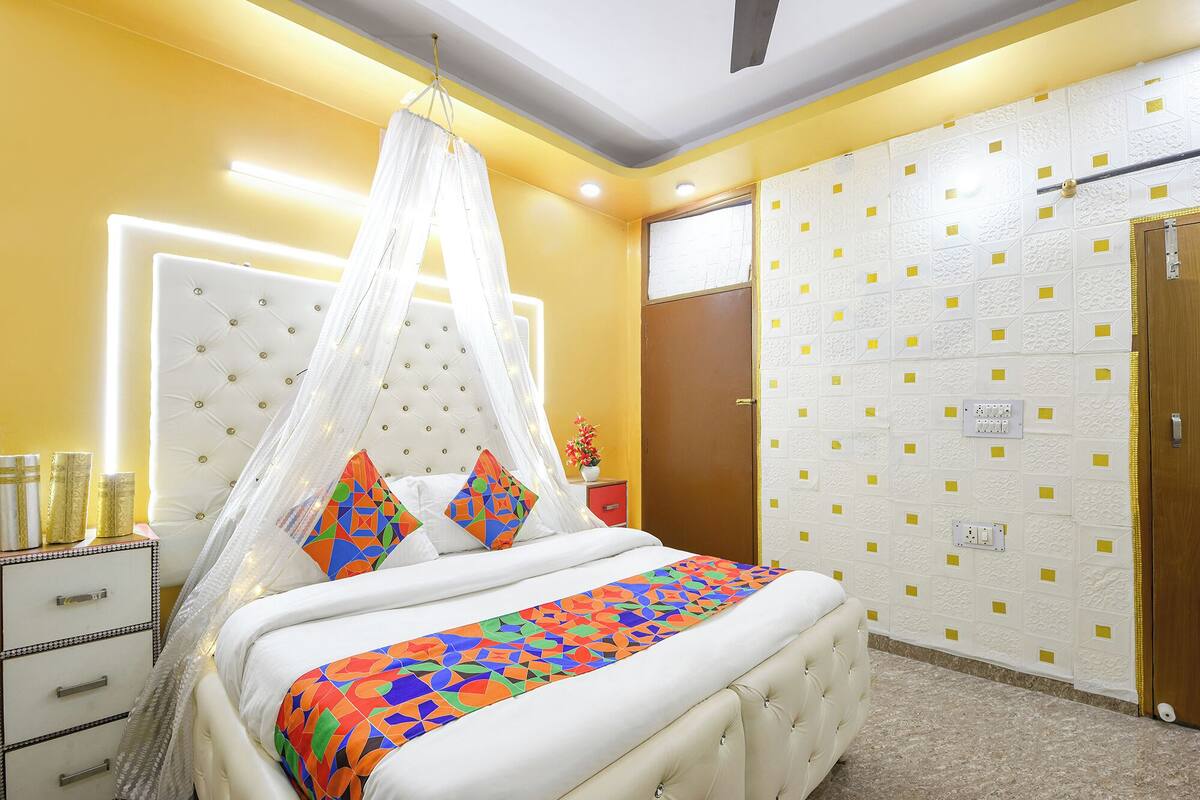 Un dormitorio con cama, mesita de noche, armario y puerta.