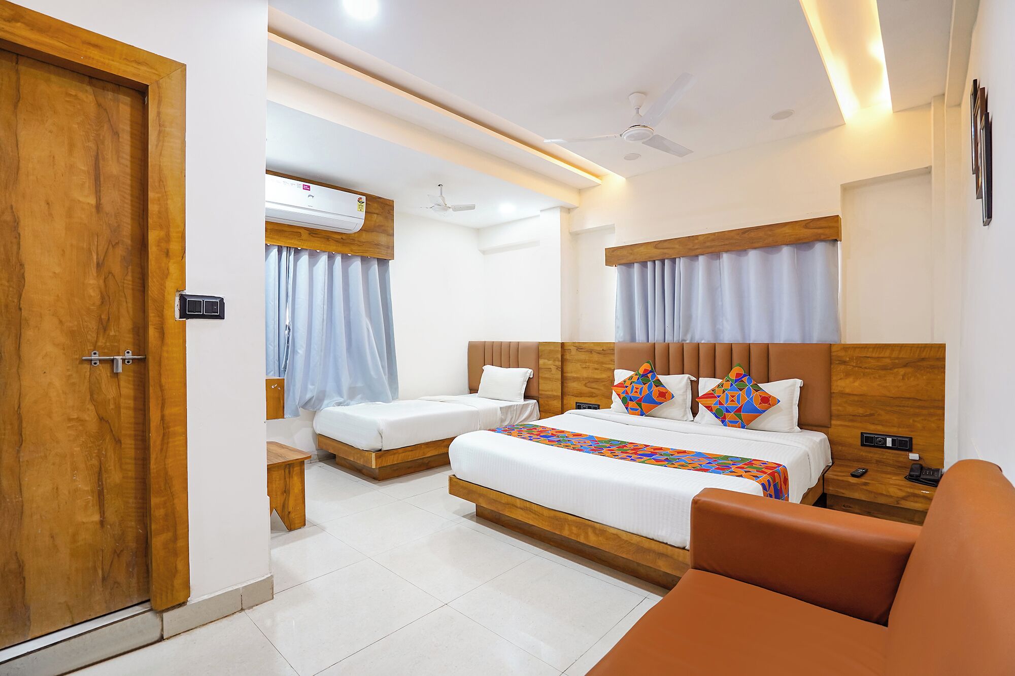 Egyptian cotton sheets, premium bedding, in-room safe, desk