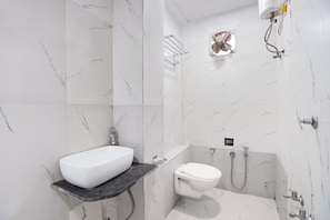 Deluxe-Zimmer | Badezimmer | Dusche, Regendusche, kostenlose Toilettenartikel, Handtücher