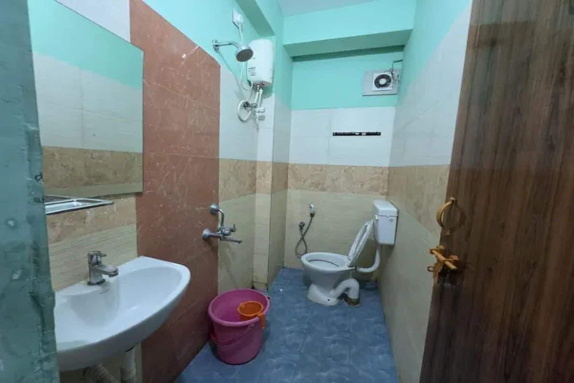Shower, rainfall showerhead, free toiletries, towels