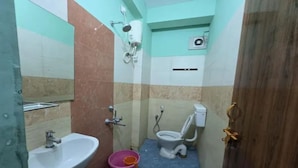 Une petite salle de bain avec un lavabo, des toilettes et une douche.