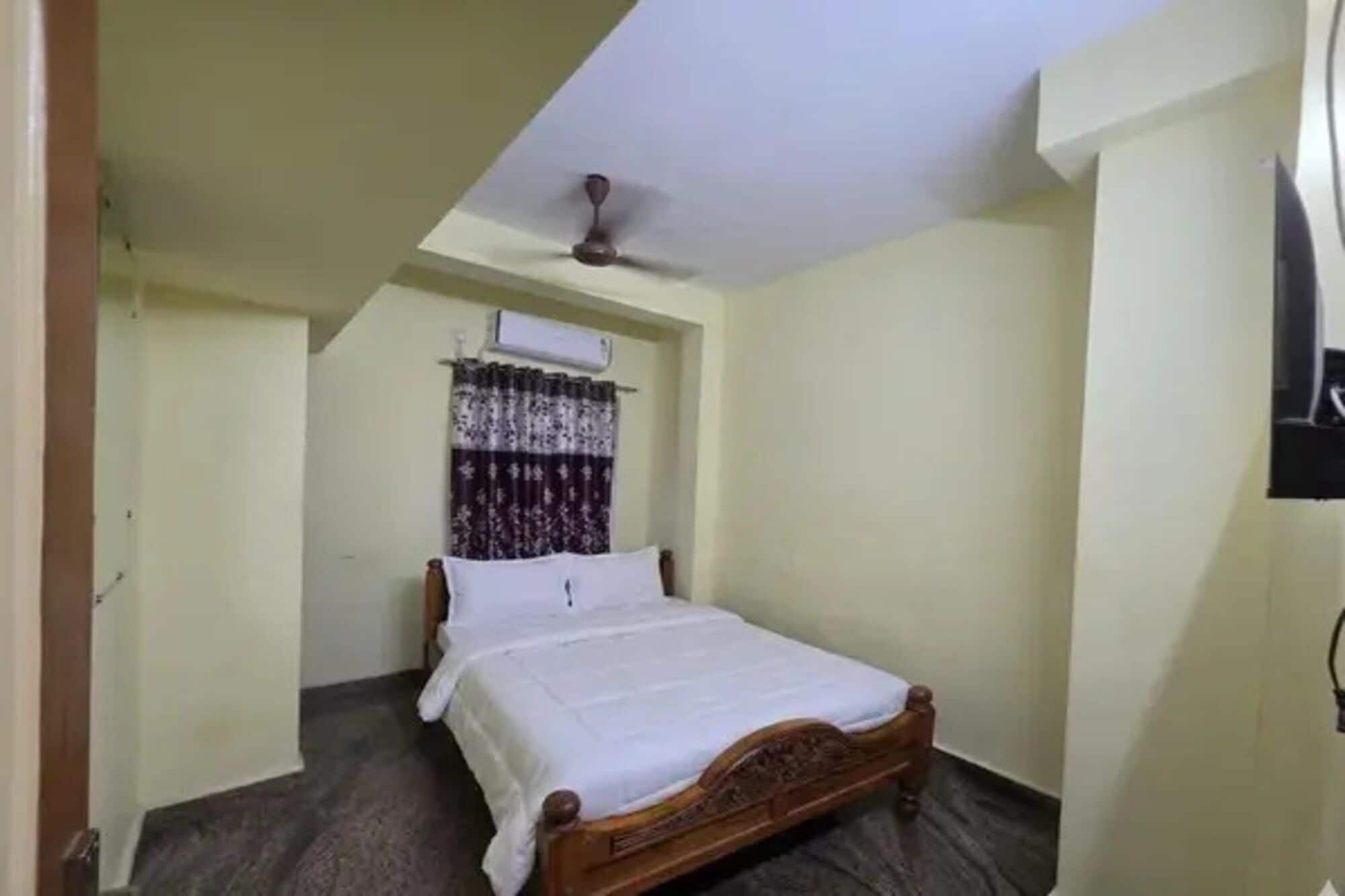 Egyptian cotton sheets, premium bedding, in-room safe, desk