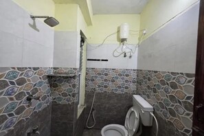 Douche, douche à « effet pluie », articles de toilette gratuits