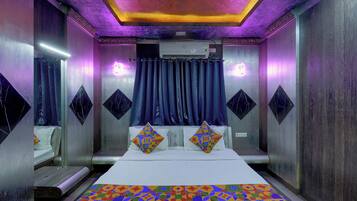 Egyptian cotton sheets, premium bedding, in-room safe, desk