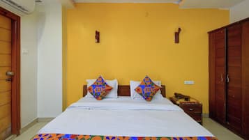 Deluxe Room | Egyptian cotton sheets, premium bedding, in-room safe, desk