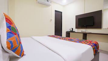 Egyptian cotton sheets, premium bedding, in-room safe, desk