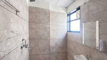 Deluxe kamer | Badkamer | Een douche, een regendouche, gratis toiletartikelen, handdoeken