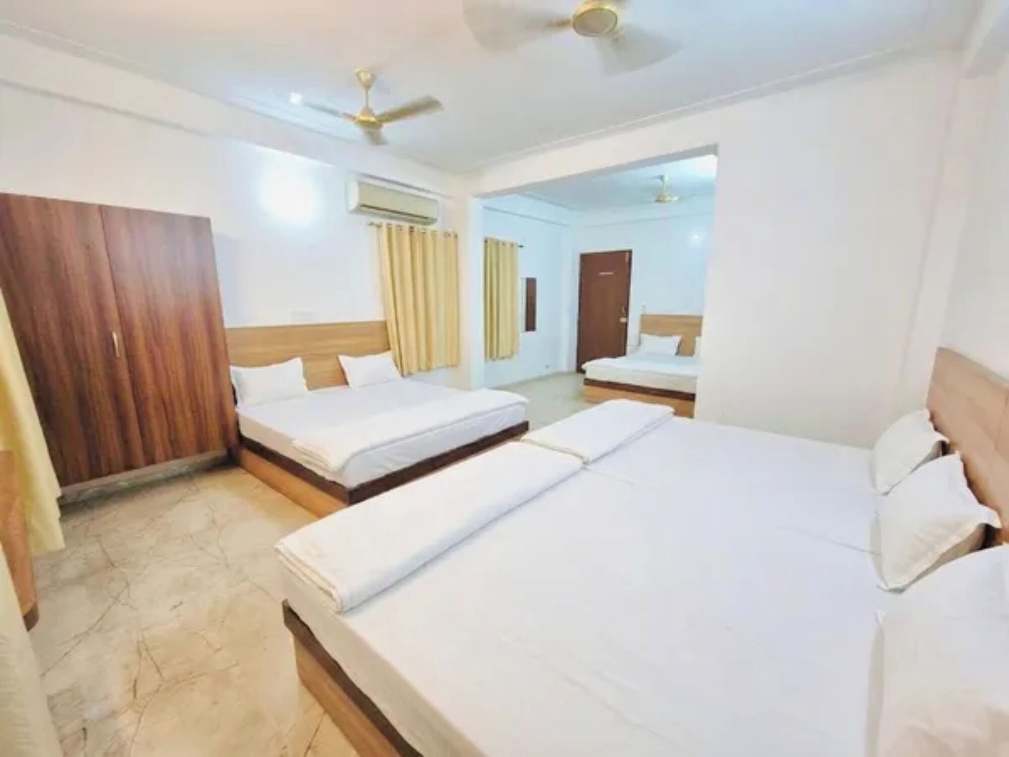 Habitación familiar | Sábanas de algodón egipcio y ropa de cama de alta calidad 