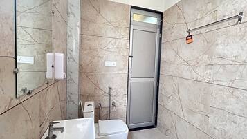 Premium Room | Bathroom | Shower, rainfall showerhead, free toiletries, towels