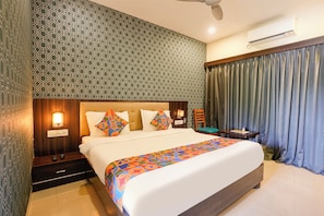 Egyptian cotton sheets, premium bedding, in-room safe, desk