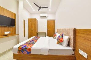 Egyptian cotton sheets, premium bedding, free WiFi, bed sheets - Fabhotel Avr (Indore)