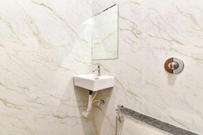 Free toiletries, toilet paper - Fabhotel Avr (Indore)