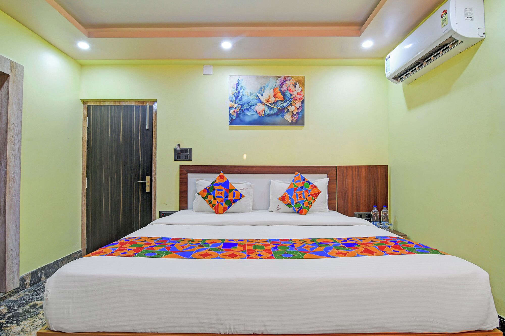 Egyptian cotton sheets, premium bedding, in-room safe, desk